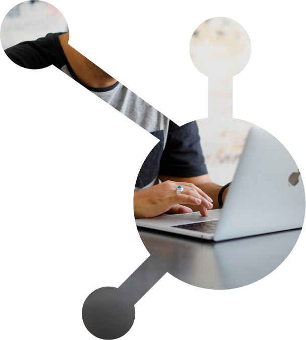 Närbild av händer som skriver på ett tangentbord, vilket representerar produktivitet och digitalt arbete